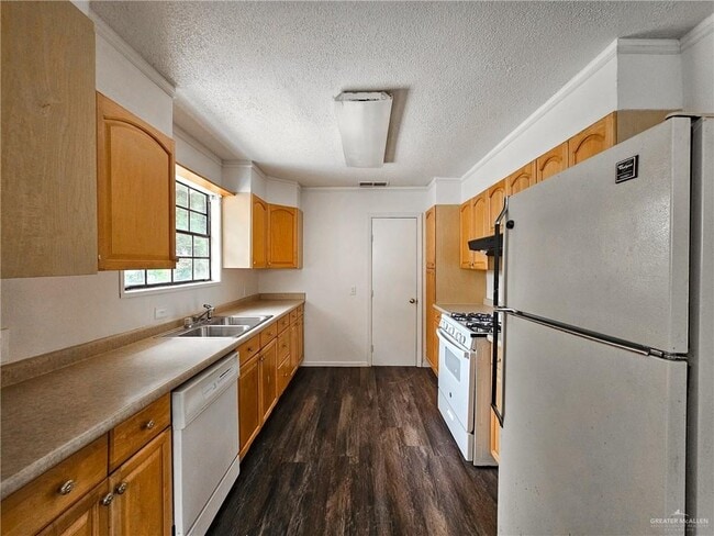 Building Photo - 1606 Quince Ave