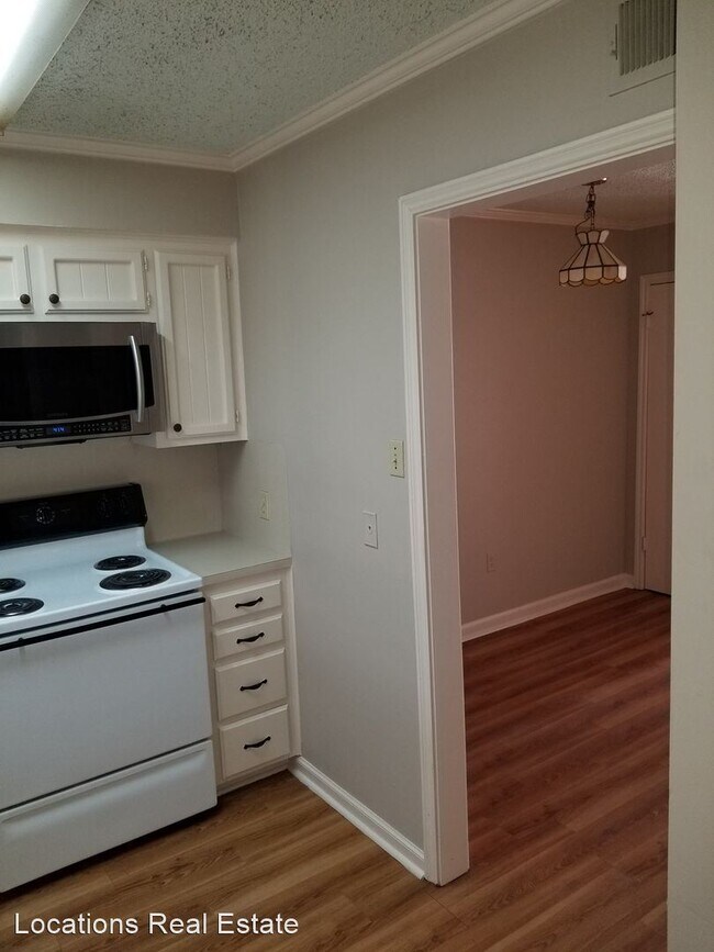 Building Photo - 2 br, 1.5 bath House - 413-B Longwood Court