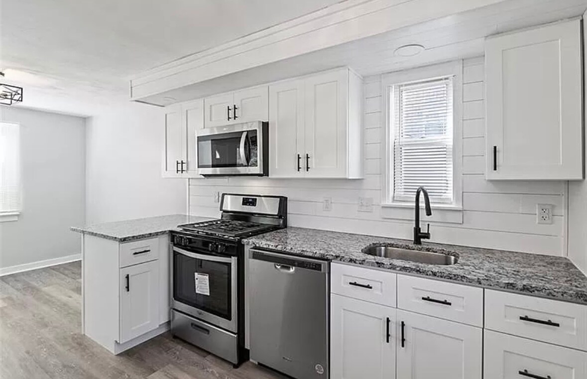 Building Photo - 118 Macfarlane Dr