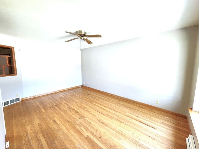 Building Photo - 3 bedroom, single family home - Available ...