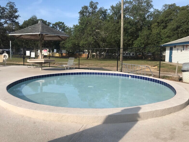 Community Amenity; Kiddie pool. - 3000 Clarcona Road