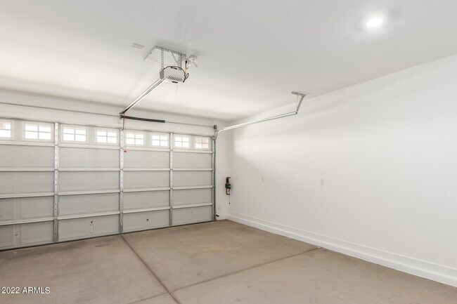 Building Photo - 9239 W Sells Dr