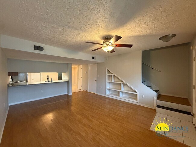 Building Photo - Gorgeous 2 Story Townhome in Fort Walton Beach!
