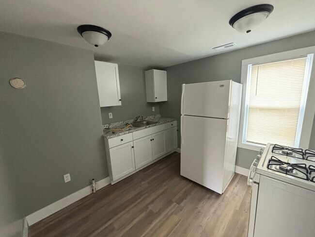 Building Photo - 634 W 14th Ave