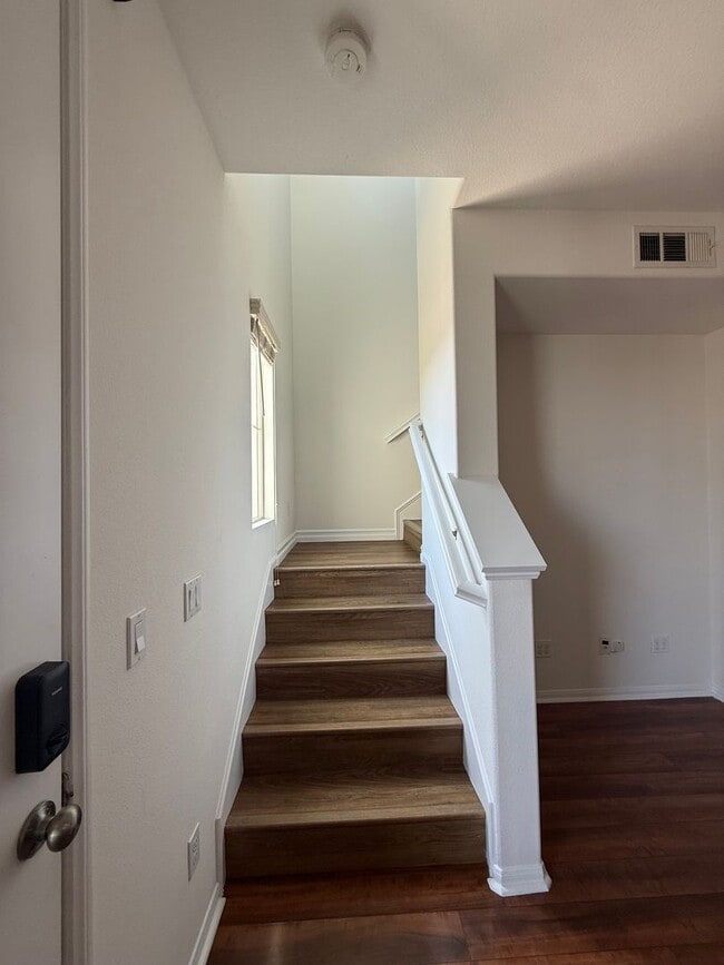 Building Photo - 2 Bedroom, 2.5 Bath Tri-level townhouse in Signal Hill
