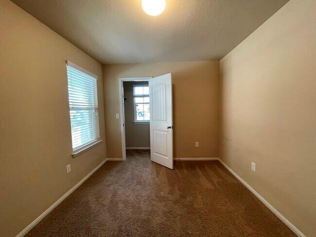Building Photo - 3400 Ortman Dr