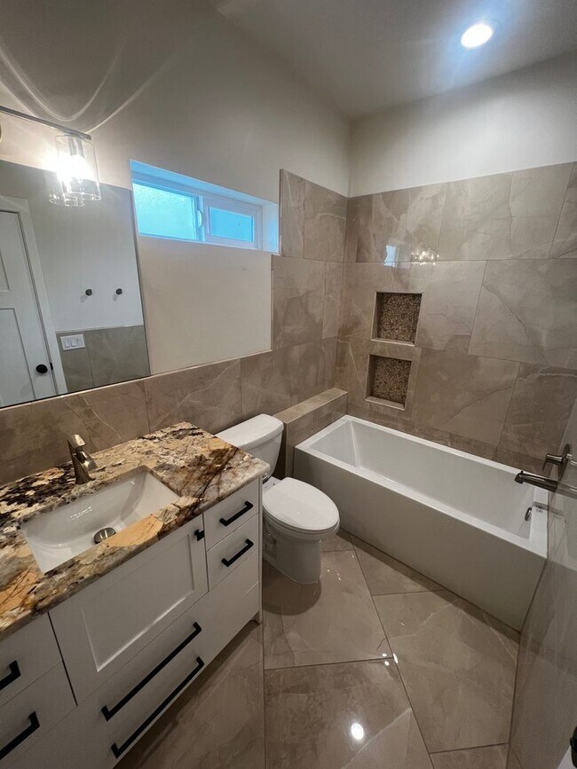 Building Photo - FF06