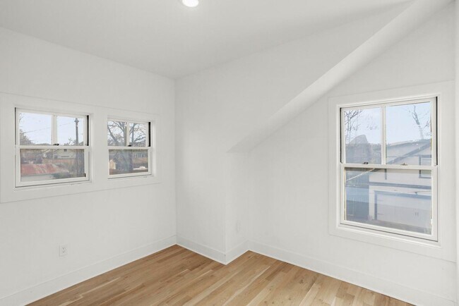 Building Photo - 942 Maxwell Ave