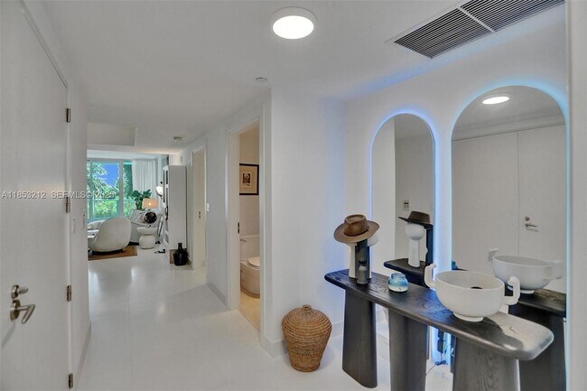 Building Photo - 2627 S Bayshore Dr