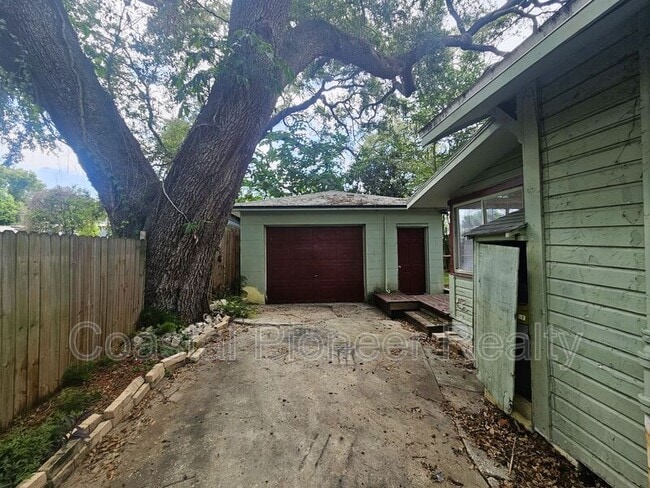 Building Photo - 1212 E 32nd Ave