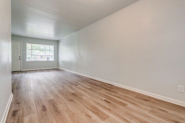 Building Photo - 10637 Dunaway Dr