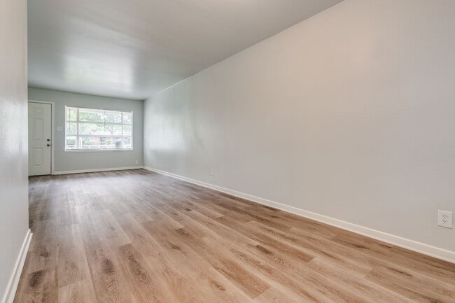 Building Photo - Newly Renovated 3 Bedroom Home