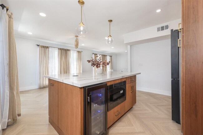 Entertaining w granite island and wine fridge - 8490 Fountain Ave