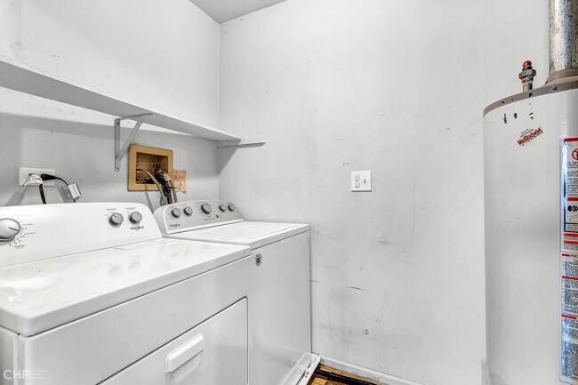 Building Photo - 2621 College Hill Cir