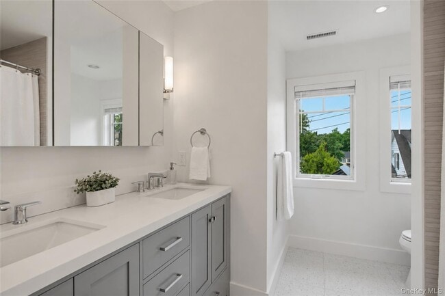 Building Photo - 525 3rd St