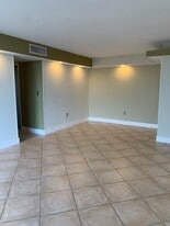 Building Photo - 9310 Fontainebleau Blvd