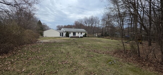 Building Photo - Single Family Home in Trumbull for Rent