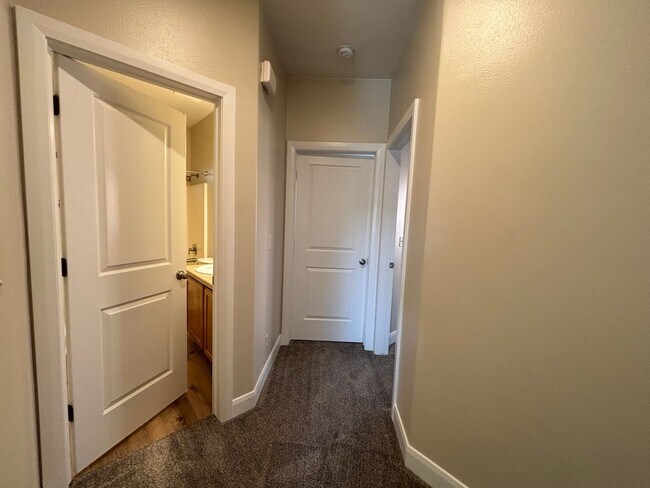 Building Photo - APARTMENT IN GREAT LOCATION FOR RENT!