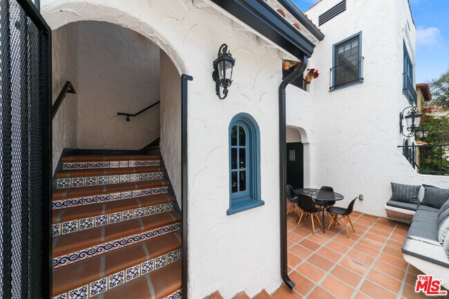 Building Photo - 458 N Sierra Bonita Ave