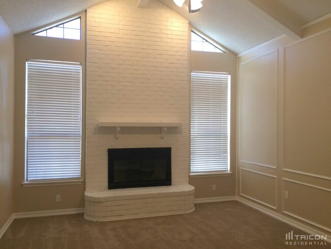Building Photo - 704 Sunrise Ct