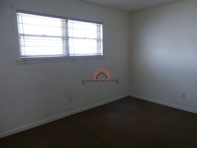 Building Photo - Cute 3 bedroom home with a 1 car garage.
