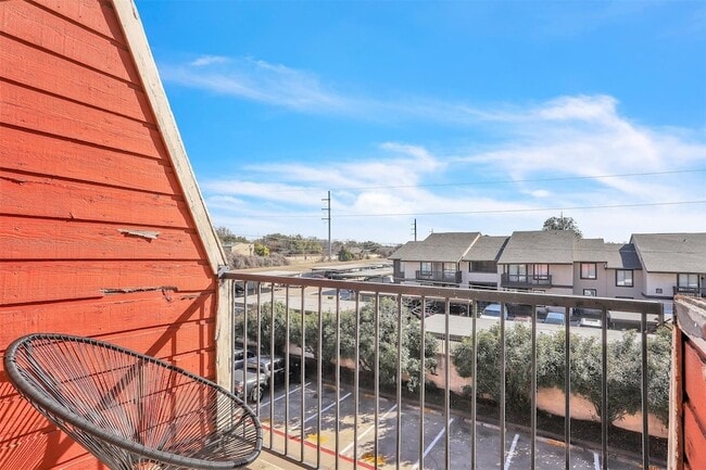 Building Photo - 9821 Walnut St