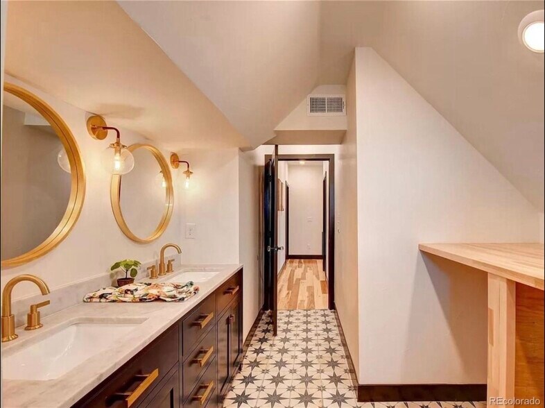 Building Photo - 2126 Grove St