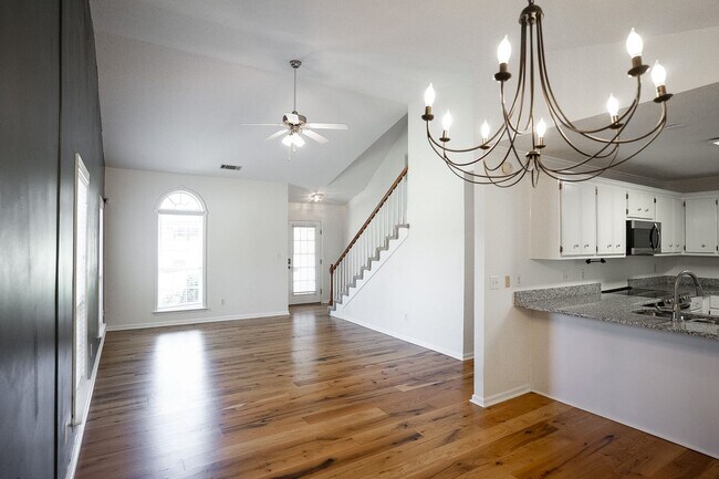 Building Photo - 537 Cedar Rock Dr