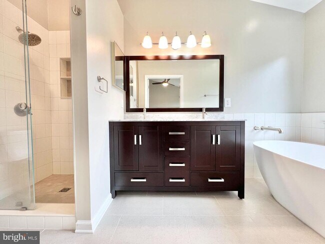 Building Photo - 6400 Warren Point Ct