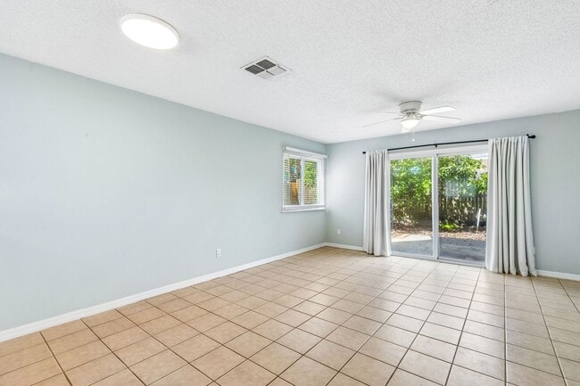 Building Photo - Adorable Beach Townhouse Close to Downtown