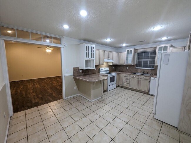 Building Photo - 3053 Setter St