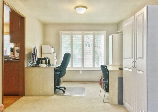 Building Photo - Open, bright and roomy with private backyard