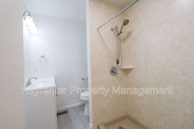 Building Photo - 622 E Xyler St