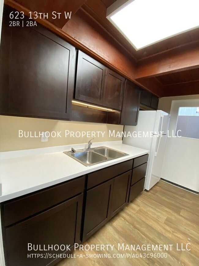 Building Photo - MOVE IN SPECIAL  - $300 off first full mon...