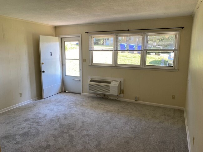 Building Photo - Cozy Studio Apartment - Unbeatable price and location!