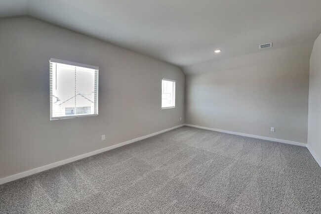 Building Photo - 510 Green Grass Dr