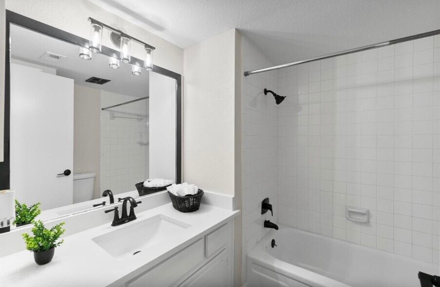 Building Photo - 14515 Wunderlich Dr