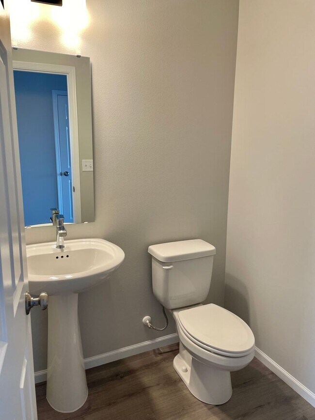 Building Photo - 3 Bedroom 2 1/2 bath - South Fargo