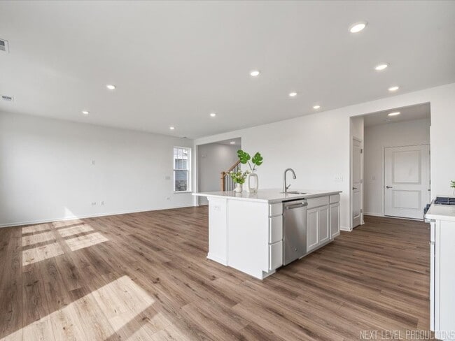Building Photo - 25715 W Yorkshire Dr