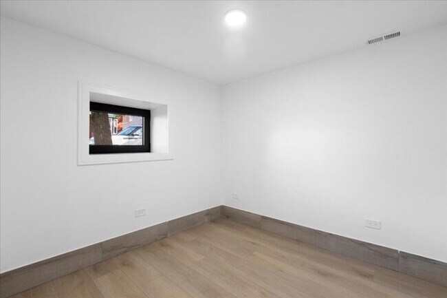 Building Photo - 4 bedroom in Chicago IL 60647