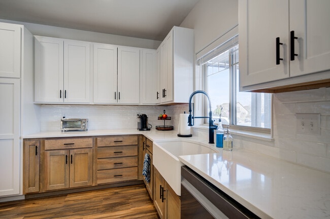 Building Photo - 32 E Clara Ct