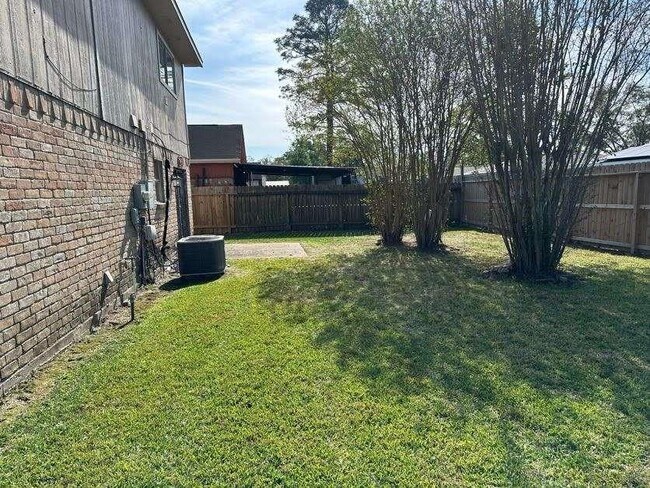Building Photo - 8715 Valley Ledge Dr