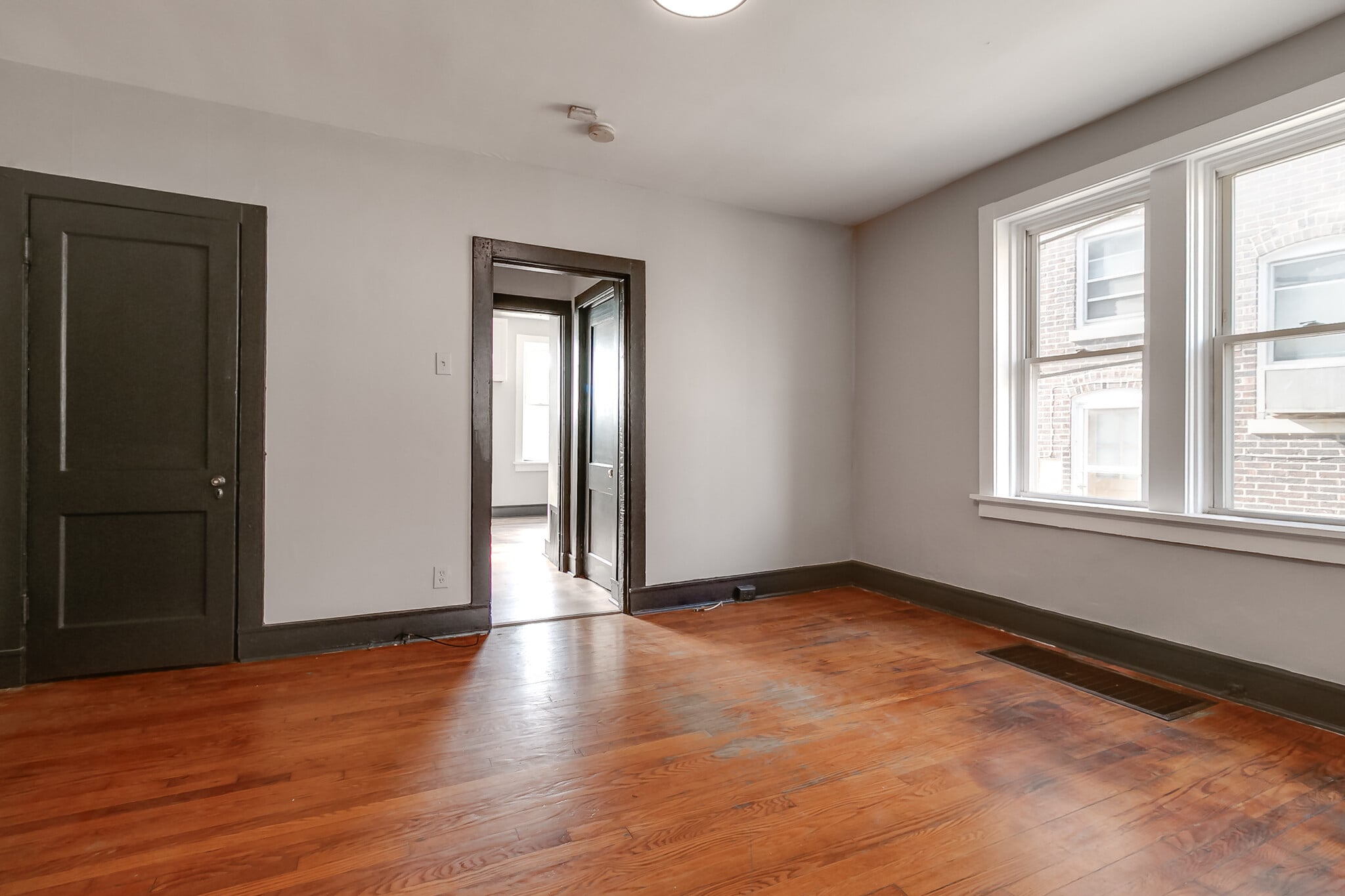 Building Photo - 4918 Winona Ave