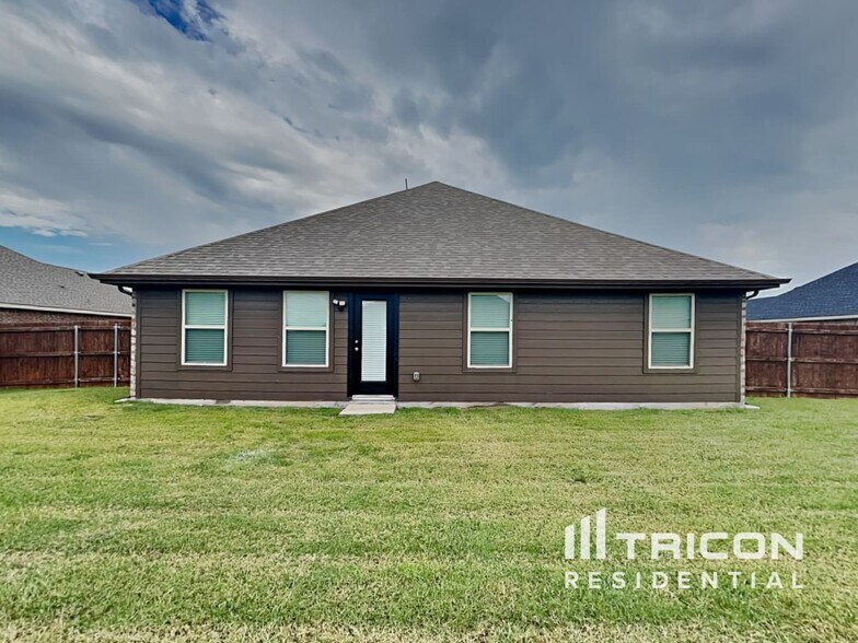 Building Photo - 636 Excelsior Dr