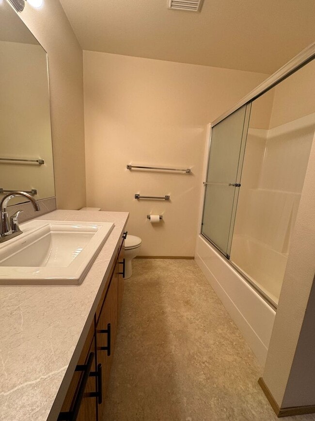 Building Photo - Renovated 3 BR Townhouse