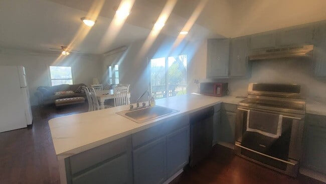 Building Photo - 1020 5th St