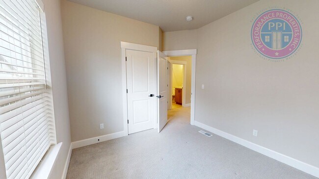 Building Photo - REED'S CROSSING!  Luxury Home, Stylish Amenities, Central Air-Conditioning, Close To Nike & Intel