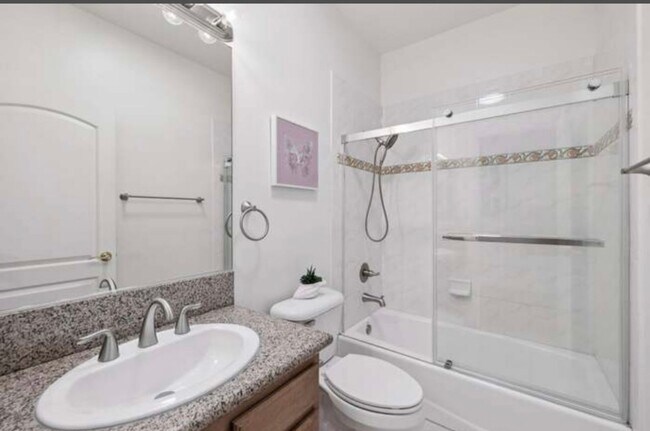 Building Photo - BEAUTIFUL 4 BED 3 BATH UNIT!!!!!