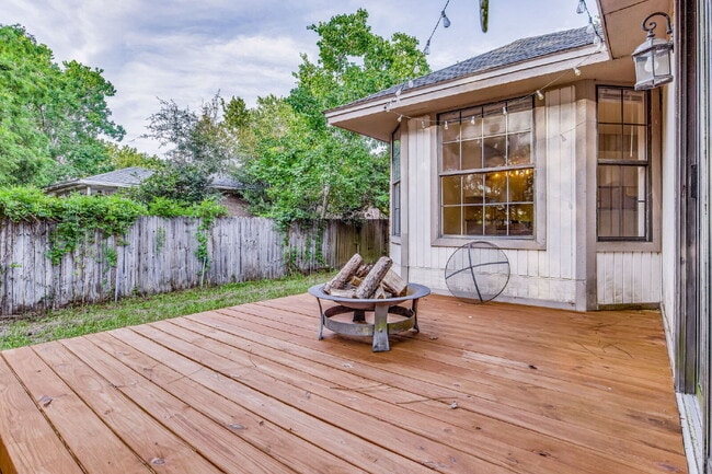 Building Photo - 2241 Prytania Cir