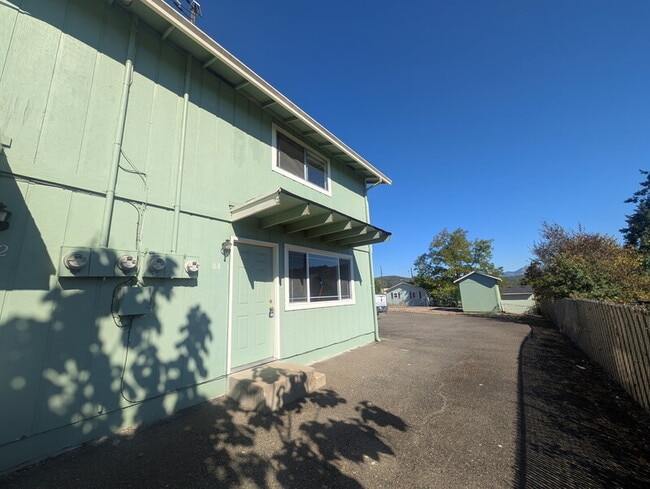 Building Photo - 84 SE Grape Ave